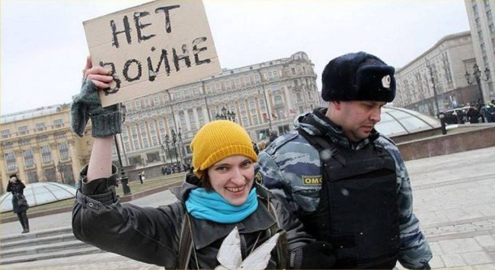 Что сегодня думает украина. Лозунги против войны с Украиной. Антивоенные лозунги против войны в Украине. Россия против Украины. Нет войне Украина лозунги.