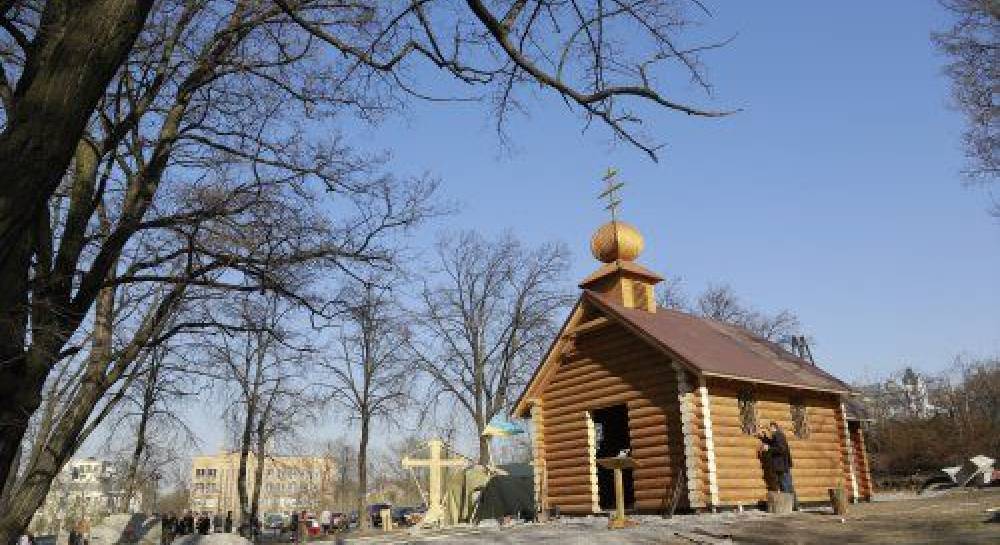 В Киеве на улице Институтской построили часовню в честь памяти Небесной сотни (фоторепортаж)