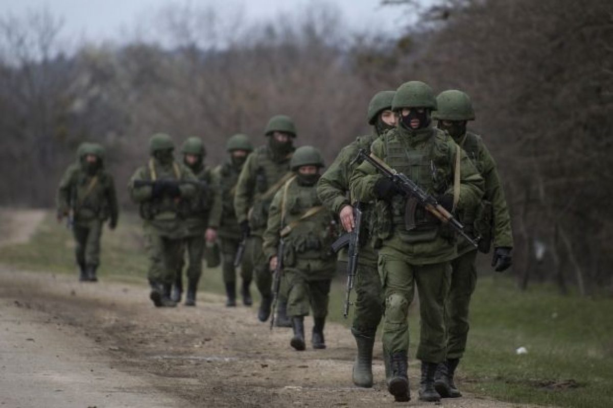 Russians say. Зеленые человечки. Зеленые человечки солдаты Россия. Толпа военных. Толпа солдат.