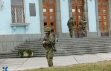 Військові з автоматами оточили центральні вулиці Сімферополя, перед парламентом - кулеметники