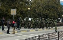 Аэропорт "Симферополь" продолжают окружать военные - пограничники