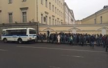 В Москве от Минобороны РФ к Кремлю движется колонна россиян с плакатами: «Руки прочь от Украины»