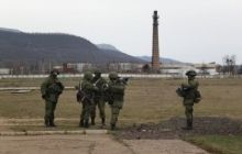 У Бахчисараї та на Фіоленті люди з автоматами блокують роботу військових частин