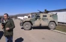 Опубліковано відео, як хвалений російський «Тигр» не може переїхати через бордюр в Криму