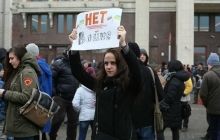 "Руки геть від України!": декілька сотень росіян мітингують під Міноборони в Москві