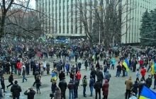 У Дніпропетровську майже 2 тисячі людей беруть участь в антивоєнному мітингу під ОДА