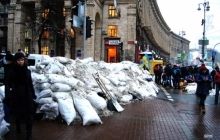 На улице Прорезной в центре Киева продолжается демонтаж баррикады