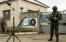 Российские солдаты и радикалы продолжают блокировать аэродром Бельбек и 5 объектов ВСУ в Крыму