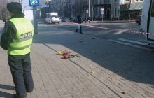 На місце загибелі учасника мітингу за єдність України жителі Донецька приносять квіти