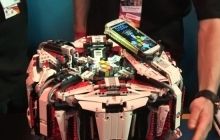 Робот из LEGO и смартфона поставил рекорд по сборке кубика Рубика