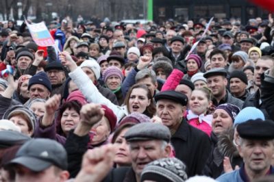 В Луганске участники пророссийского митинга ворвались в ОГА В Луганске участники пророссийского митинга ворвались в ОГА