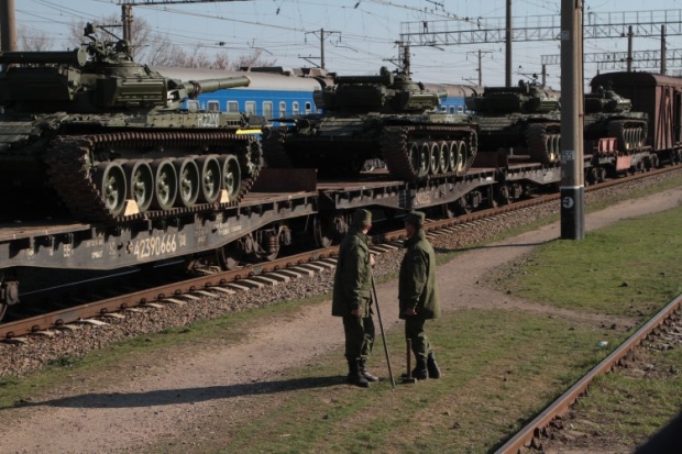 Военную технику и вооружения отправляют  железнодорожными ешелонами / фото УНИАН