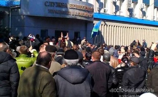 В Луганске сепаратисты штурмом взяли здание СБУ / v-variant.lg.ua