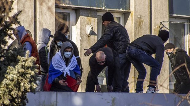 Під захопленою СБУ в Луганську побільшало людей / REUTERS