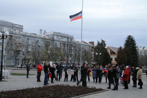 В Артемовске подняли флаг сепаратистов / 06472