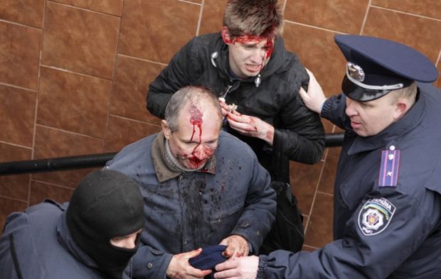 По факту нападения сепаратистов на активистов Евромайдана открыли уголовное дело / REUTERS По факту нападения сепаратистов на активистов Евромайдана открыли уголовное дело / REUTERS