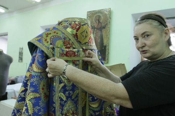 В мастерской праздничные одеяния красиво вышивают. Фото: А. Бойко, "Вести"