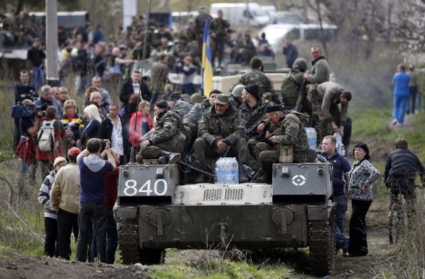 Местные жители блокируют украинскую военную технику в Краматорске / REUTERS