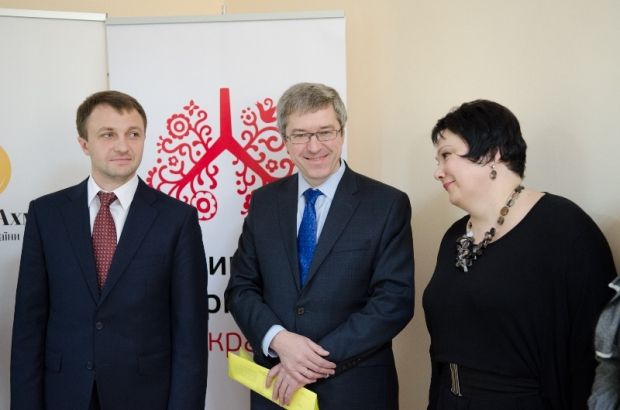 Николаевщина: фонд Р. Ахметова открыл в противотуберкулезном диспансере современную лабораторию Николаевщина: фонд Р. Ахметова открыл в противотуберкулезном диспансере современную лабораторию