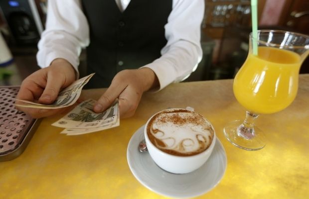 2-4 чашки кофе в день на 50% снижает уровень суицида / Фото: REUTERS