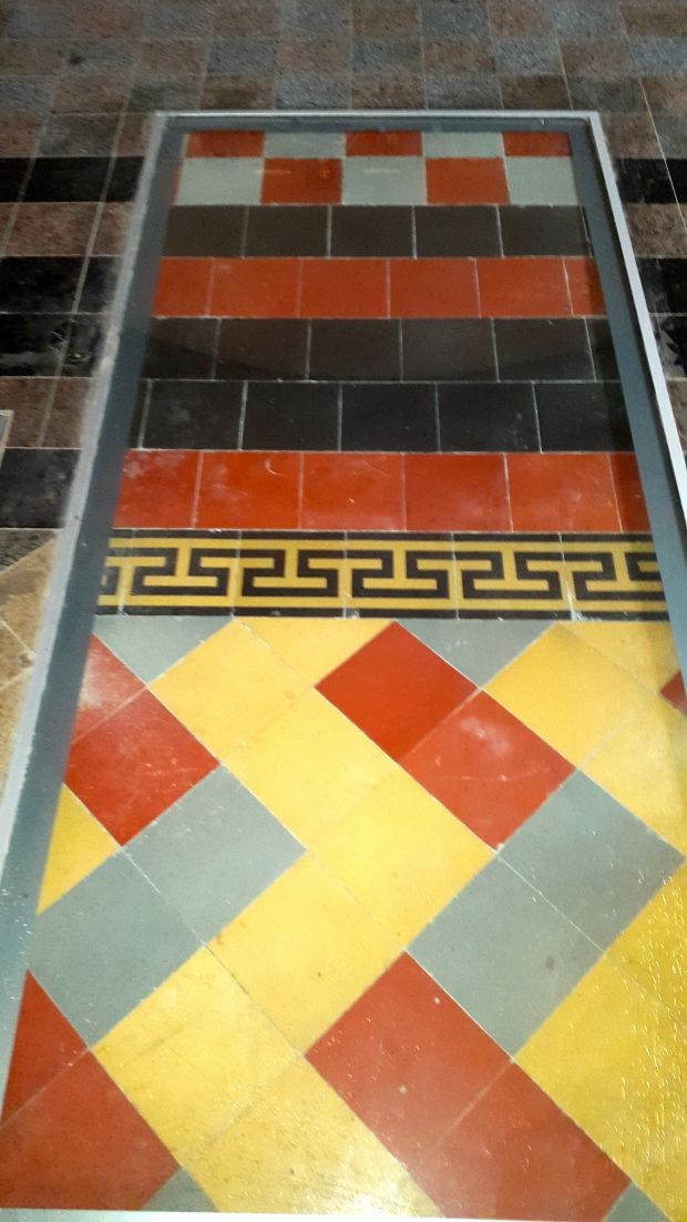 Під час реставрації відкрилися декілька шарів підлоги із керамічної плитки.