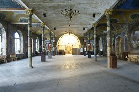 По центру Трапезної палати до реставрації була біла стеля