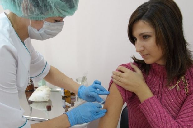 Дорослим треба вакцинуватись проти окремих хвороб / фото УНІАН