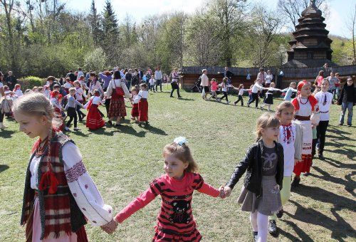Діти водять хороводи під час фестивалю «Великдень в гаю» в Музеї народної архітектури та побуту «Шевченківський гай»,