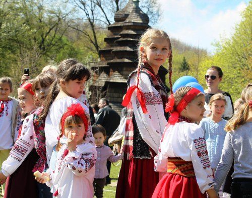 Діти в українських національних костюмах 