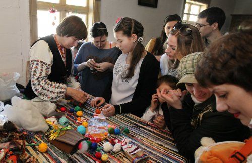 Майстер-клас з виготовлення ляльки-мотанки під час фестивалю «Великдень в гаю» в Музеї народної архітектури та побуту «Шевченківський гай»