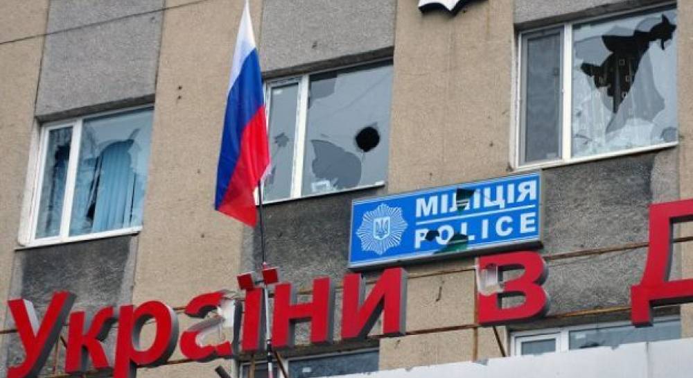 В Горловке по захваченному зданию горуправления милиции нанесли ...