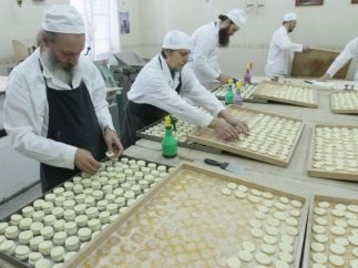 Будни Киево-Печерской лавры: Монахи и послушники делают свечи, пекут  просфорки и шьют одежду для братии | УНИАН