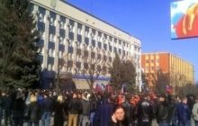 В Луганске сепаратисты пикетируют СБУ и скандируют "Донбасс"