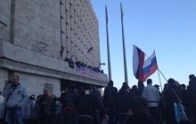 Над Донецкой ОГА водрузили российские флаги