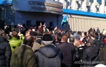 В Луганске около 200 сепаратистов продолжают протестовать под УСБУ
