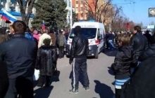 В ході захоплення СБУ в Луганську жінці розбили голову, силовика винесли з будівлі на ношах