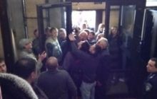Во Львове взяли штурмом прокуратуру