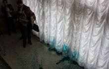 Активісти кричали екс-голові Житомирської ОДА "Ганьба!" та облили його зеленкою
