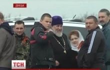 Десятки сепаратистов с битами заблокировали колонну военных под Донецком