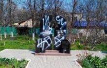 Еврейская община Одессы, "Правый сектор" и УНСО вместе убирают антисемитские граффити с улиц города