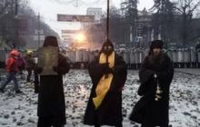 Монах-миротоворец с Грушевского призывает к миру: Прошу на коленях - договаривайтесь, ищите компромиссные решения!