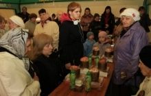 Во Львове устроили общий Пасхальный завтрак для малообеспеченных горожан