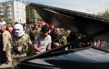 У Донецьку перед будівлею ОДА німецький піаніст зіграв на підтримку миру та порозуміння