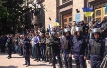 В Николаеве живой щит защищал мэрию от антиукраинского митинга