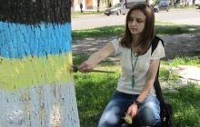 У Полтаві розмалювали дерева і бруківку у кольори українського прапора