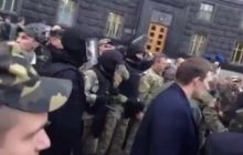 Біля Кабміну сталася бійка між самообороною, представниками Нацгвардії та невідомими - ЗМІ