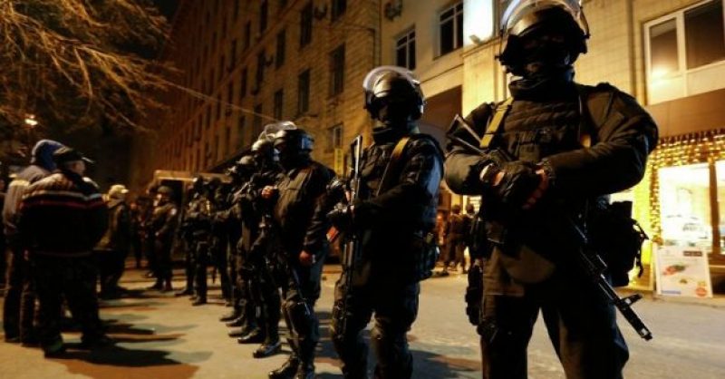 “Right Sector” without weapon left “Dnipro” hotel in the center in Kyiv / REUTERS