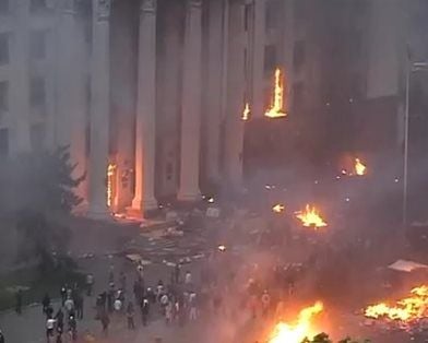 По подсчетам журналистов, в столкновениях в Одессе погибли 43 человека. Кадр Youtube