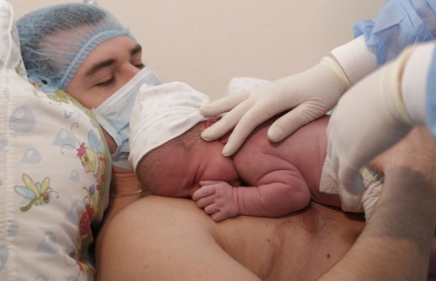 Отец с новорожденным / Фото: УНИАН
