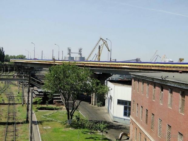 В Одесі розтягнули найдовший прапор України (фото)